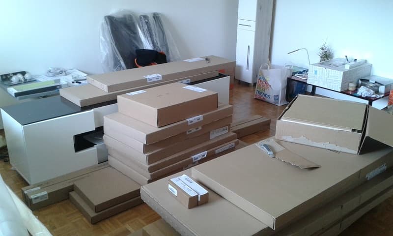 Verpackte Möbel und Kartons vor Umzug