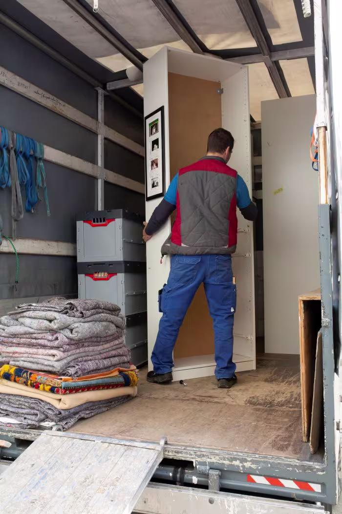 Mitarbeiter transportiert material im Umzug