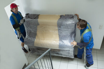 Klaviertransport ins Stiegenhaus mit zwei Möbelpackern 5