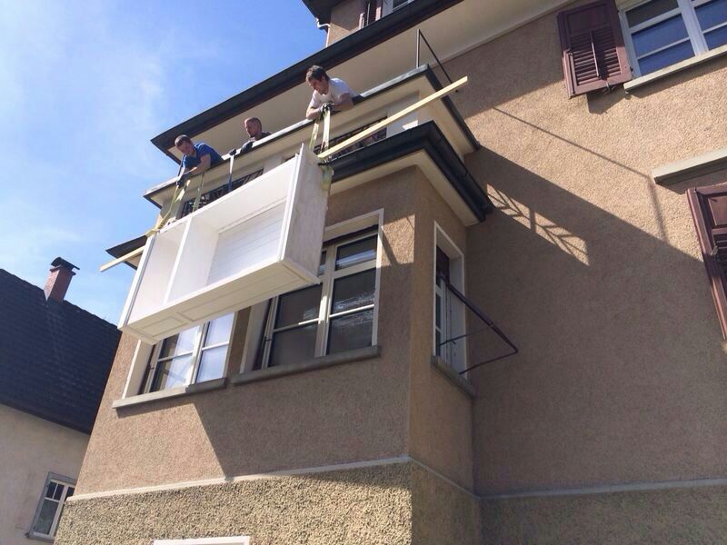 Möbeltransport mit Hebebühne durch Fenster