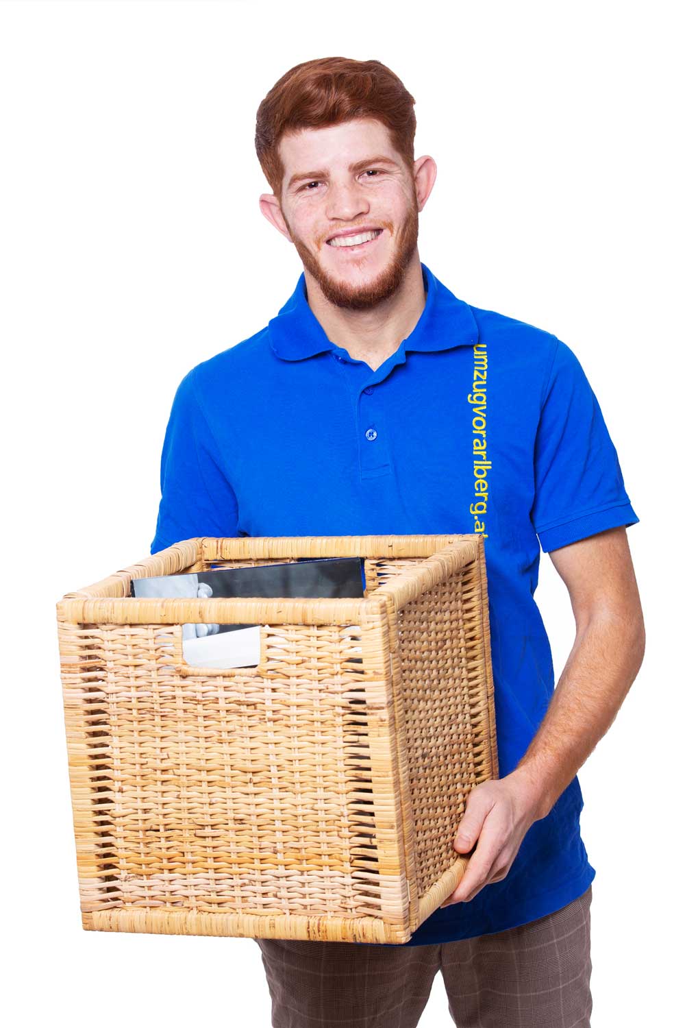 Tamer hält korb beim Umzug