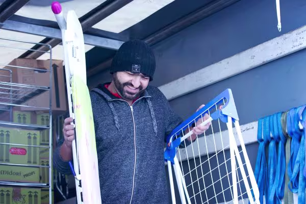 Umzugshelfer trägt Haushaltsgerät beim Umzug