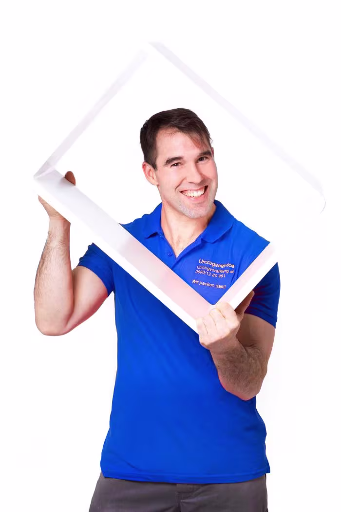 Dominik mit großem Bilderrahmen