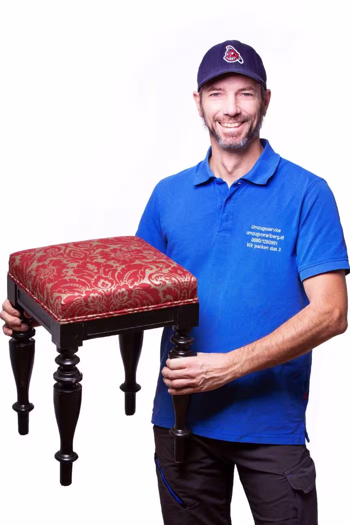 Guenter zeigt Stuhl für Möbeltransport