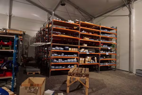 Eingepackte Möbel im Lager für Transport