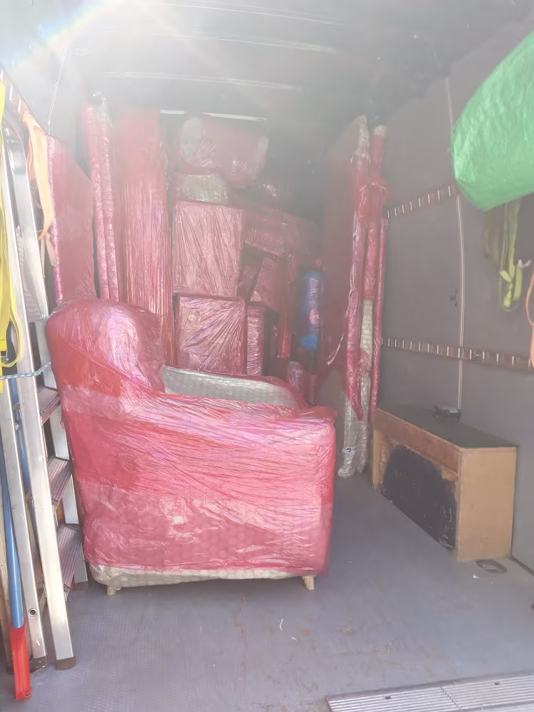 Eingepackte Möbel im Lager für Transport