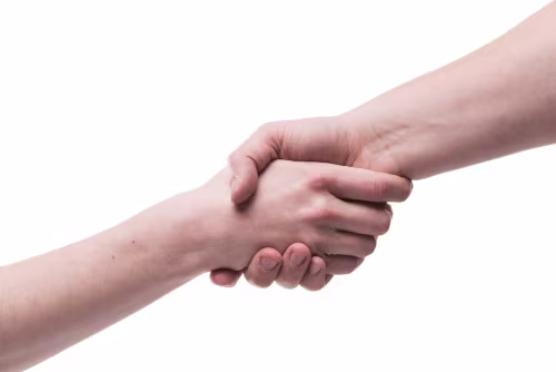 Handshake für erfolgreiche Zusammenarbeit beim Umzug